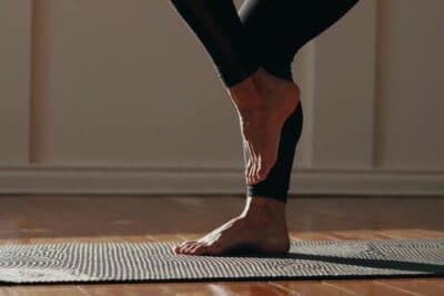 Cómo mejorar el equilibro y la fuerza en casa
