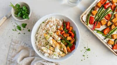 Bowl con arroz integral, pollo y verduras