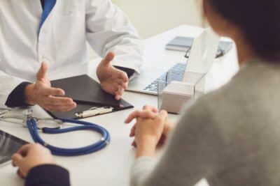 Como se preparar para uma consulta com o oncologista: 10 perguntas que podem ajudar