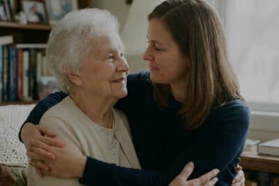 Cómo acompañar a una persona con Alzheimer: consejos para familiares y cuidadores